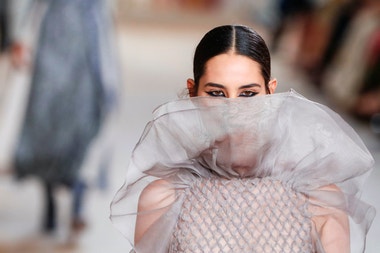 Haute Couture 2022: Kdo chybí, kdo přibyl a co čekat