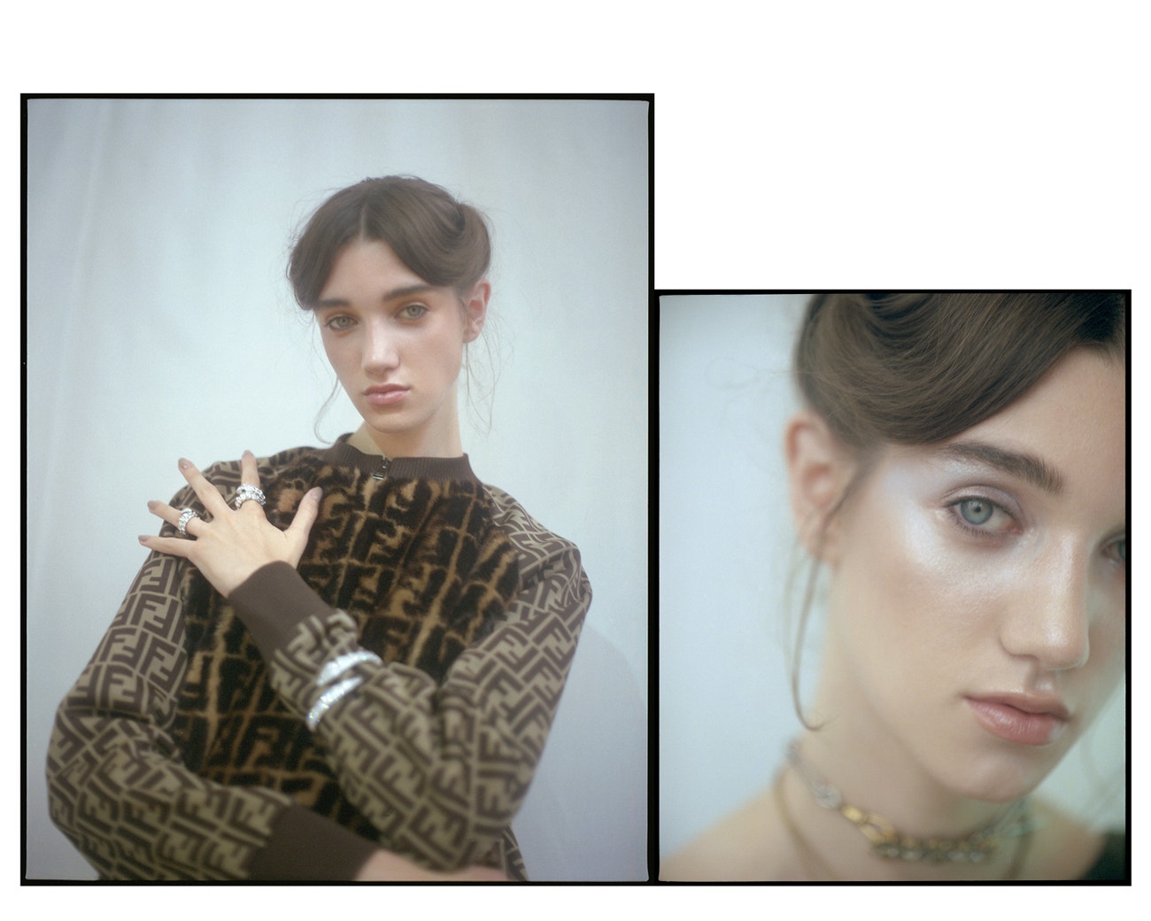 Vlevo: Rozjasňující pudr Couture v odstínu Or Pearl, YSL, 1250 Kč.  Náramek Serpenti, 1 542 000 Kč, dvojitý prsten Serpenti, 631 000 Kč, prsten Serpenti se smaragdy, 983 000 Kč, vše Bulgari; bunda, Fendi.  Vpravo: Metalický highlighter Killawatt Foil v odstínu Sand Castle/Mint’D Mojito, Fenty Beauty (od 7. září prodává Sephora), 900 Kč.  Krátký náhrdelník, 15 000 Kč, dlouhý náhrdelník, 13 000 Kč, oboje Dior.