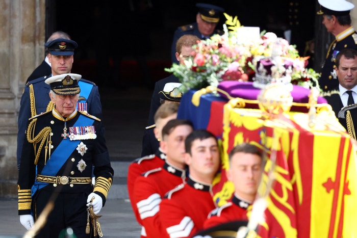 Král Karel III. a William, princ z Walesu, během státního pohřbu královny Alžběty II. ve Westminsterském opatství 19. září 2022 v Londýně