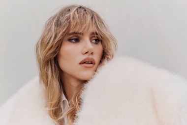 Suki Waterhouse a její kouzlo přirozené nedokonalosti