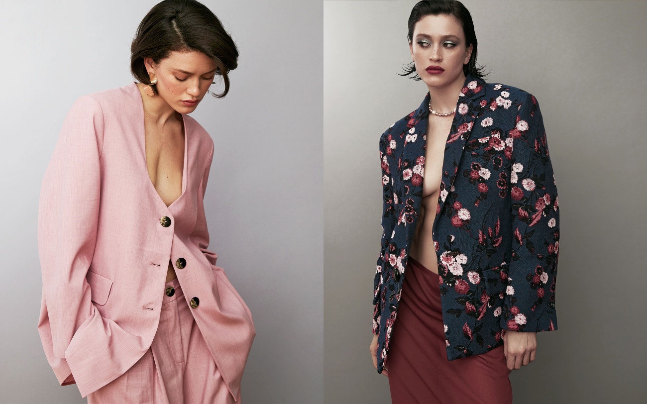 Vlevo: Růžový kalhotový kostým, GANNI, zlaté náušnice, ALEXIS  BITTAR              Vpravo: květované sako, DSQUARED2, sukně, TIBI, perlový náhrdelník, LOTTIE NYC