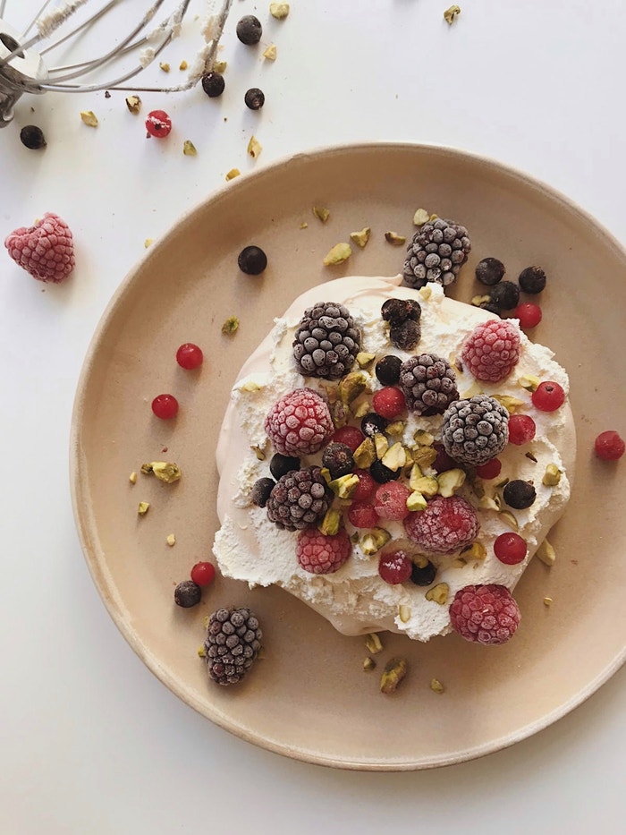 Pavlova s lesním ovocem a pistáciemi