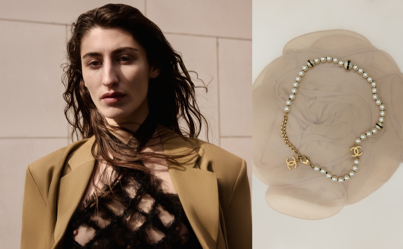 Vlevo: Šaty MILLIA LONDON, sako HOUSE OF DAGMAR. Vpravo: Náhrdelník CHANEL, brož MAGDA BUTRYM