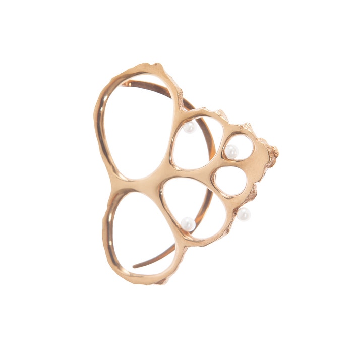 Coral Ear Cuff, Antipearle, prodává Antipearle, 8 800 Kč Autor: Archiv značky
