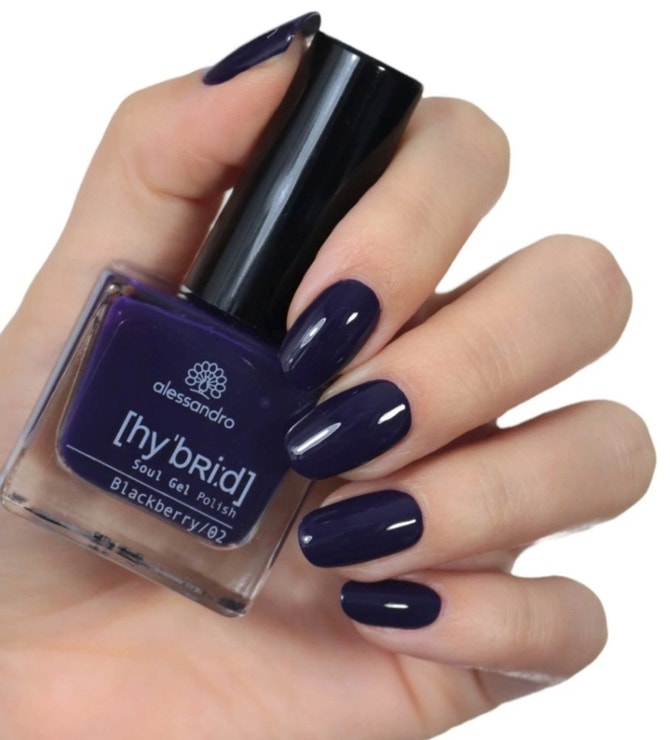 Lak na nehty v odstínu Blackberry, ALESSANDRO, 320 Kč