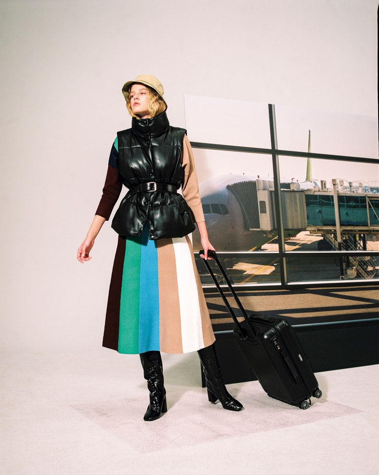 Pruhovaný top, Victoria Beckham, prodává Zalando, 6 490 Kč. Sukně, Victoria Beckham, prodává Zalando, 6 740 Kč. Vesta, MM6. Pásek a klobouk, Levi’s. Kozačky, Karl Lagerfeld, prodává Zalando, 6 600 Kč.