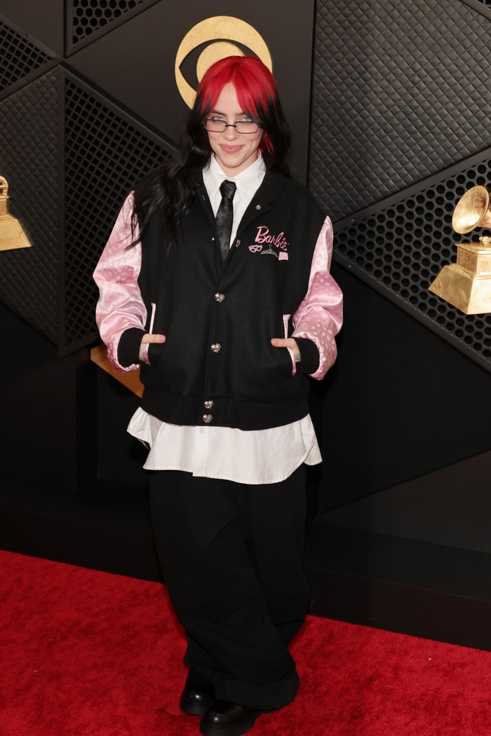 Billie Eilish ve vintage bomberu s motivem Barbie od Chrome Hearts