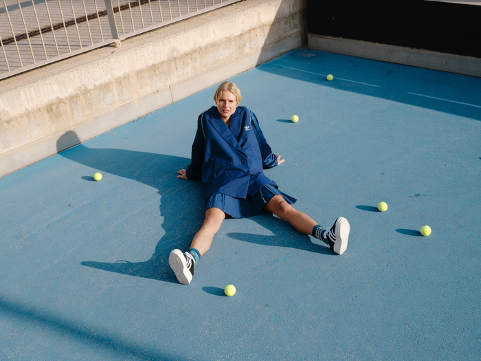 Sako, adidas Originals, 2 910 Kč, prodává Zalando.cz; sukně, adidas Originals, 1 080 Kč, prodává Zalando.cz; tenisky, adidas Originals, 2 860 Kč, prodává Zalando.cz.