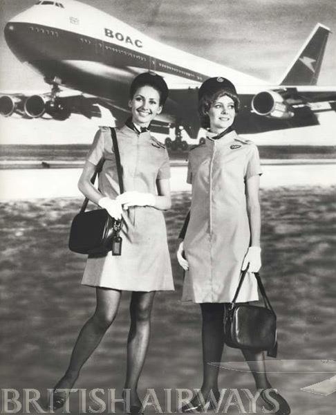 Uniformu, kterou zaměstnankyně BOAC nosily od roku 1970, navrhl Clive Evans. Nosila se v létě, v tropických destinacích celoročně. Šaty byly vyrobeny z růžového terylénu a bavlněného kepru; letušky měly na výběr tuto korálově růžovou nebo tyrkysově modrou variantu.  Šaty doplňovala toka, která byla navržena tak, aby vyhovovala většině účesů. Šála Speedbird byla odrazem současného umění té doby. Autor: archiv British Airways