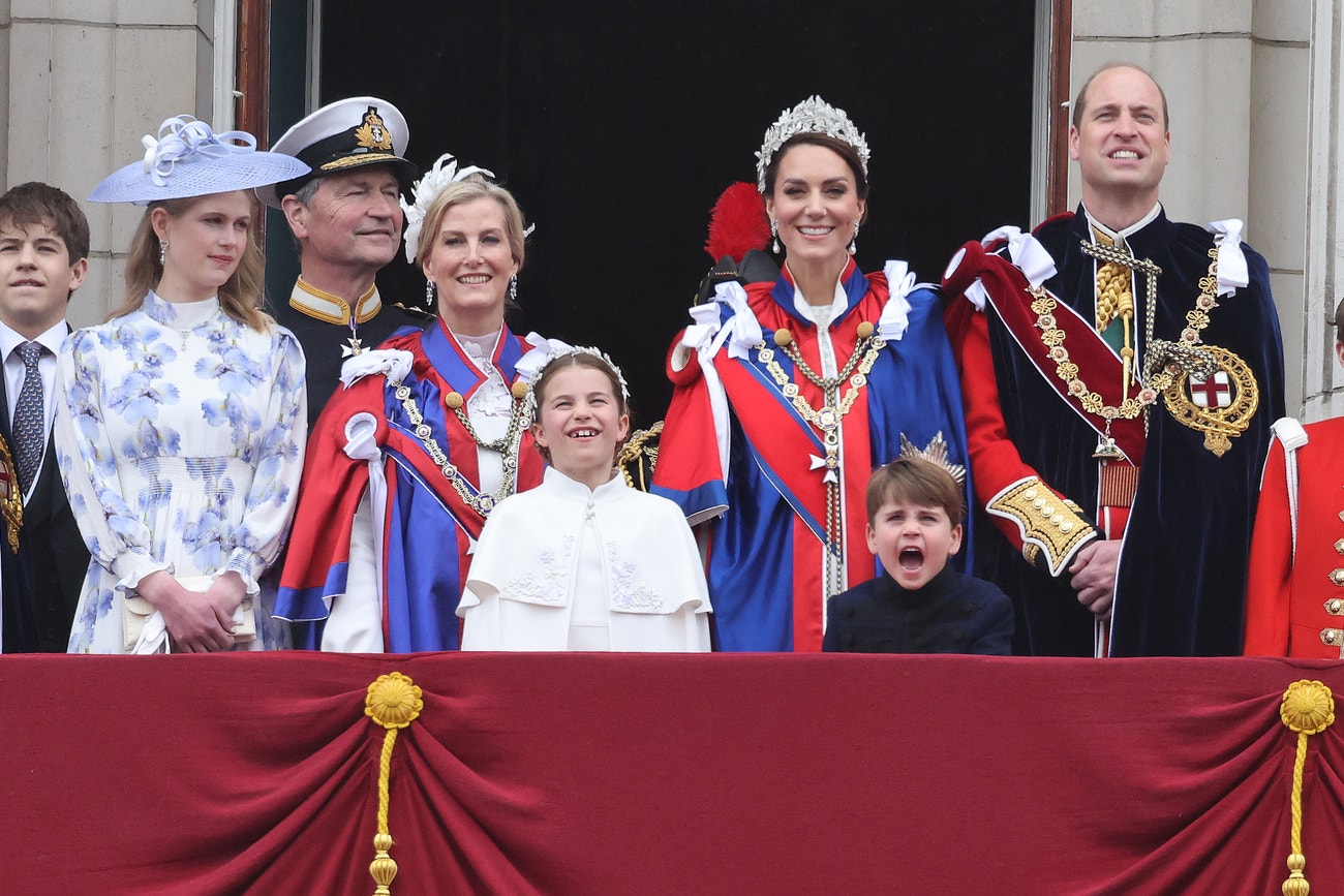 Sophie, vévodkyně z Edinburghu, princezna Charlotte z Walesu, princezna Anna, Catherine, princezna z Walesu, princ Louis z Walesu a princ William během korunovace krále Karla III. a královny Camilly 6. května 2023 v Londýně. Getty Images