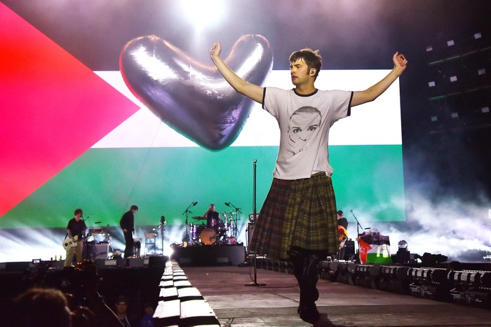 Grian Chatten v kiltu od Chopova Lowena, Glastonbury 2025