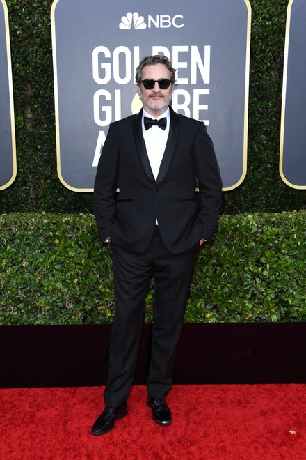 Joaquin Phoenix na Zlatých glóbech v obleku Stella McCartney, 2020