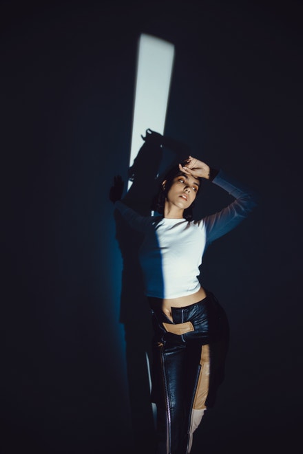 Kapsáče, SHOOP, 9 688 Kč, prodává Zalando. Top s dlouhým rukávem, Rag&Bone, 4680 Kč.