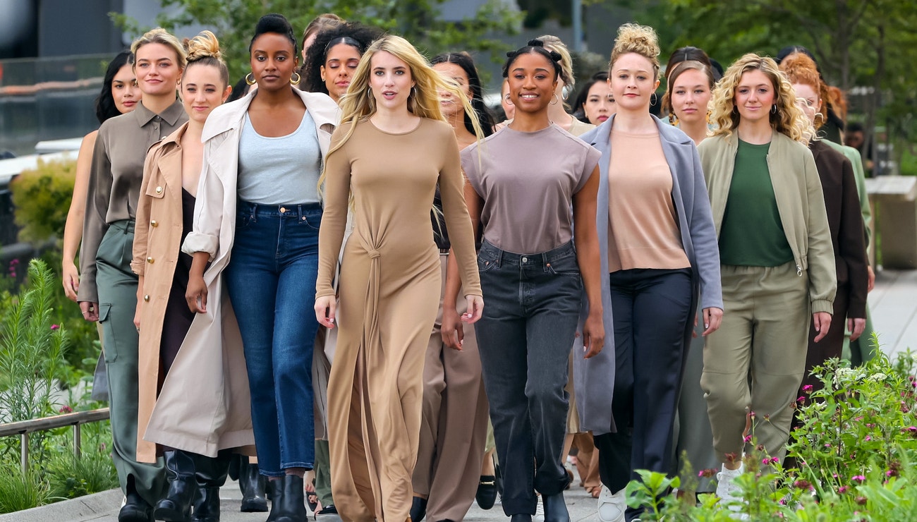Emma Roberts se v ulicích New Yorku ukázala v šatech, které by neměly chybět v žádném šatníku