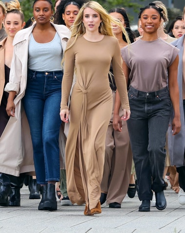 Emma Roberts se v ulicích New Yorku ukázala v šatech, které by neměly chybět v žádném šatníku