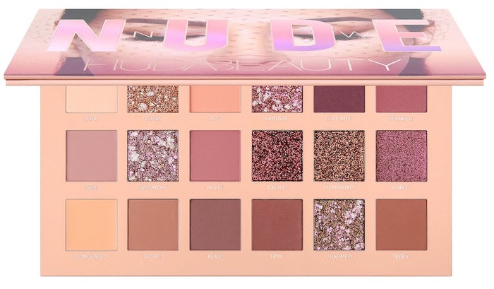 Paleta očních stínů The New Nude Palette, Huda Beauty (prodává Sephora), 1790 Kč