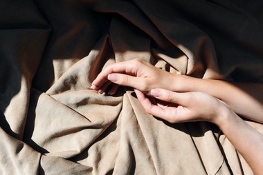 #Nailslugging: Beauty trend z TikToku slibuje lepší a silnější nehty