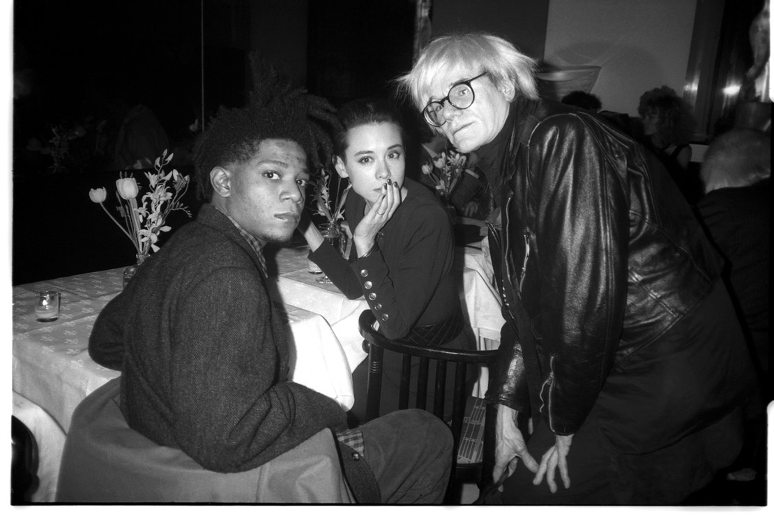 Jean-Michel Basquiat, Tina Chow a Andy Warhol na oslavě narozenin Ozzyho Osbourna v roce 1986