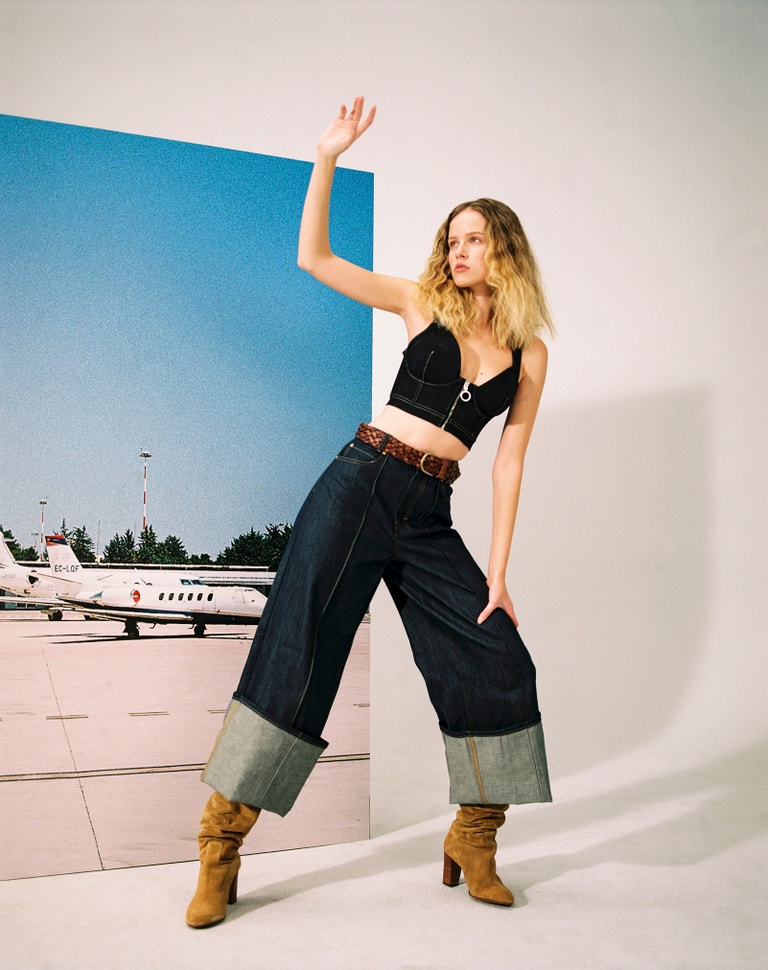 Top, Pepe Jeans, prodává Zalando, 1 960 Kč. Džíny, Victoria Beckham, prodává Zalando, 7 060 Kč. Pásek, Weekend Max Mara, prodává Zalando, 3 300 Kč. Kozačky, Polo Ralph Lauren, prodává Zalando, 3 300 Kč.