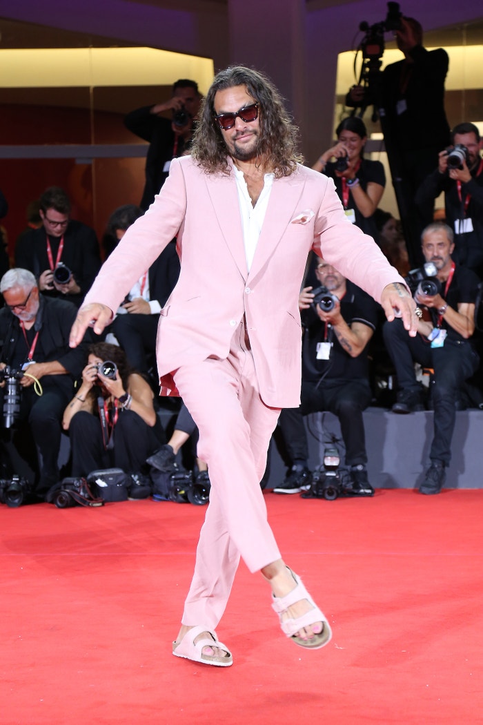 Červený koberec v Benátkách letos díky herci Jasonovi Momoa zrůžověl.