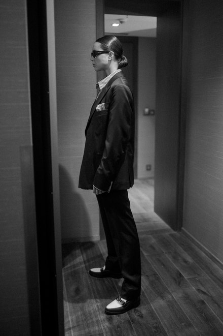 Brýle, SAINT LAURENT; košile, BALENCIAGA; oblek, JAN ČERNÝ; boty, LOUIS VUITTON.