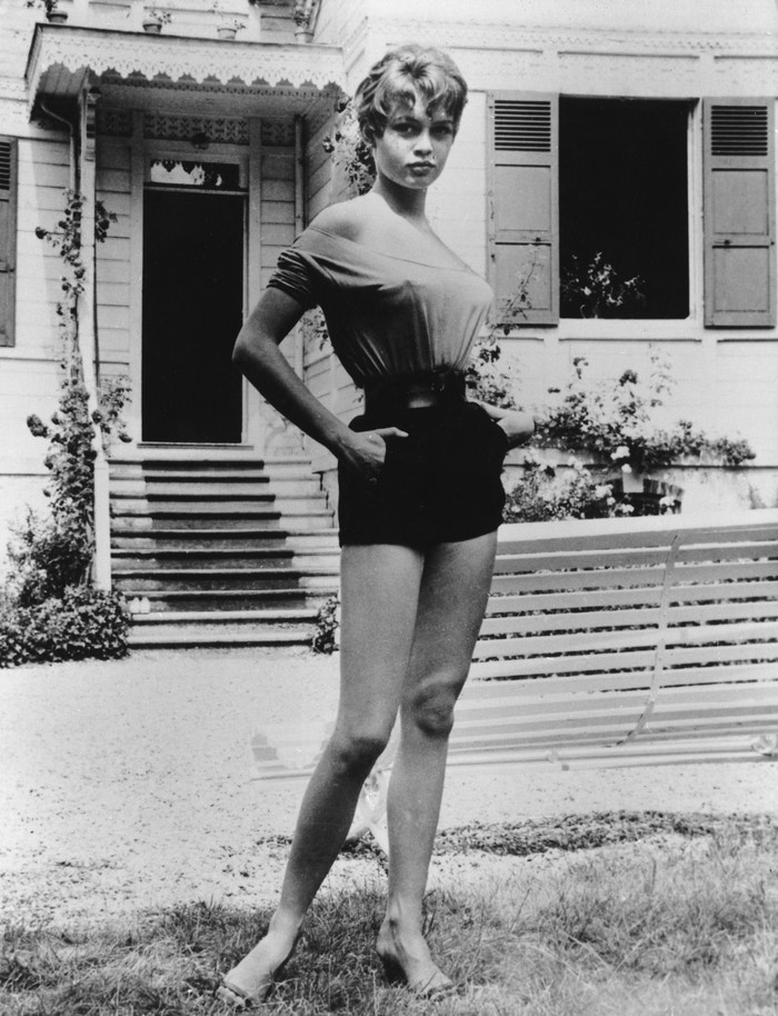 V roce 1958 Brigitte Bardot definovala trend své doby. Vosí pas, top s lodičkovým výstřihem a ultra krátké šortky. Autor: Getty Images