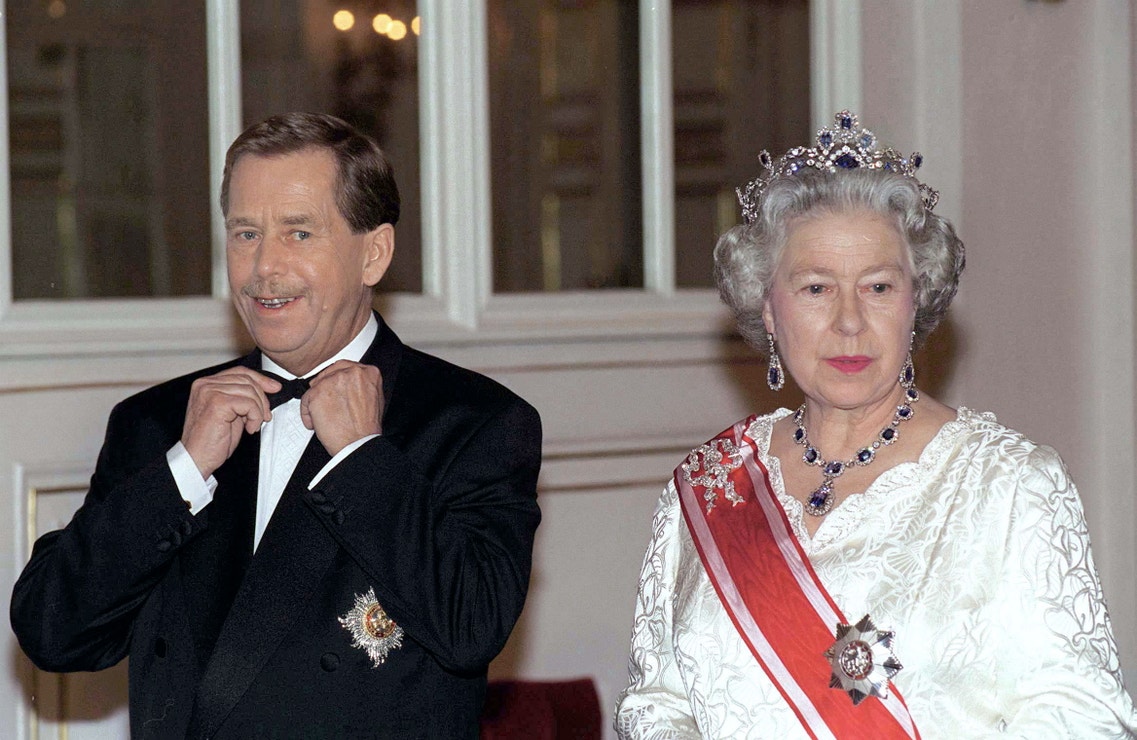 Královna Alžběta II. a Václav Havel v Praze