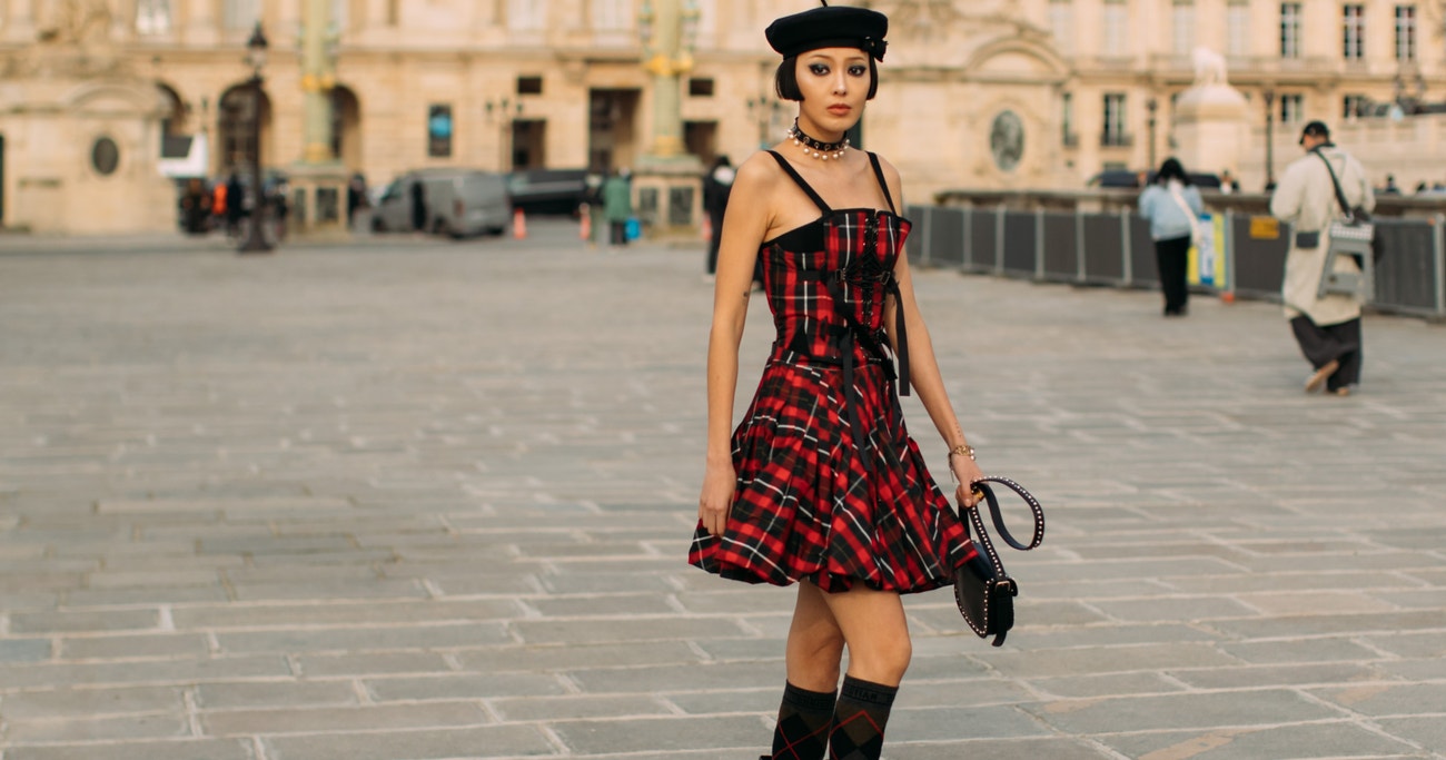 Šach mat nudě. Trendy zimní šaty do práce i na večer nejsou černé a už vůbec ne přehlédnutelné