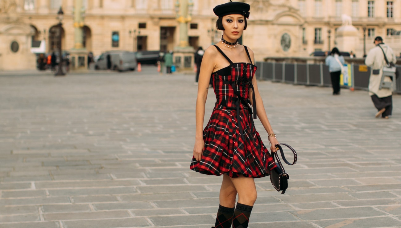 Šach mat nudě. Trendy zimní šaty do práce i na večer nejsou černé a už vůbec ne přehlédnutelné Šach mat nudě. Trendy zimní šaty do práce i na večer nejsou černé a už vůbec ne přehlédnutelné