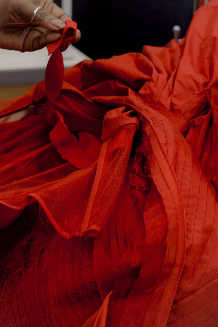 Rose Dress jsou naskládané na korzetovém základu, na kterém Sarah Burton a její tým vytvářejí volány a sklady. Autor: Chloe Le Drezen/Courtesy of Alexander McQueen