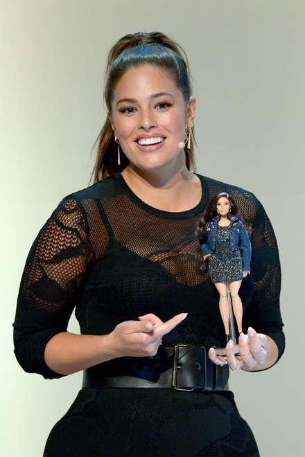 Ashley Graham se svou panenkou Barbie, 2016