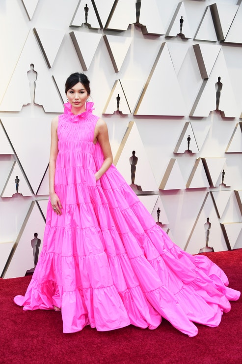 Gemma Chan v šatech Valentino a se šperky Bulgari