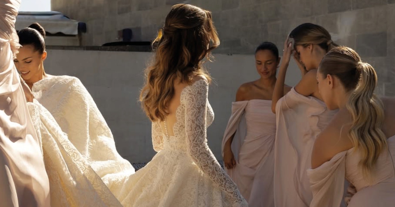 Svatba jako zimní pohádka: tipy na svatební šaty s dlouhými rukávy
