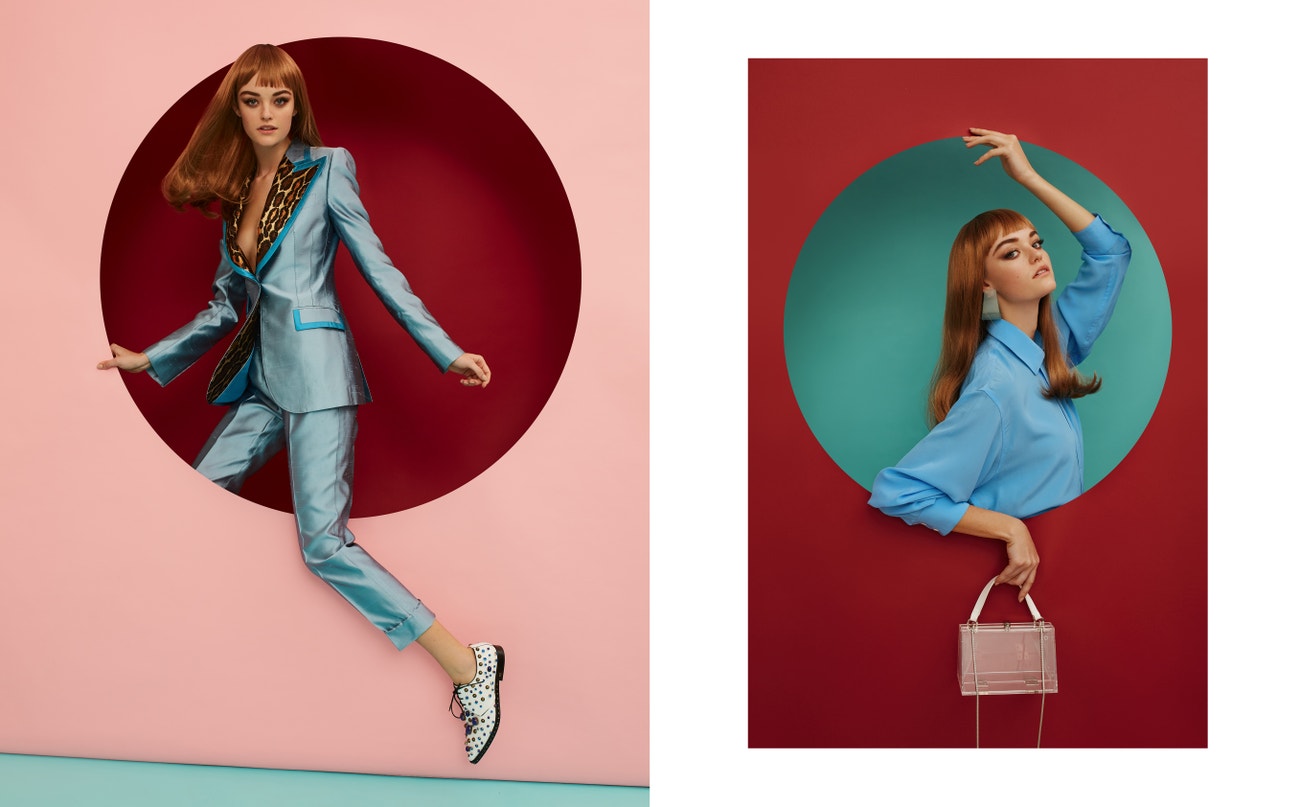 Vlevo: kostým, boty, obojí Dolce & Gabbana.  Vpravo: košile, Victoria Beckham; náušnice, taška, obojí Emporio Armani.