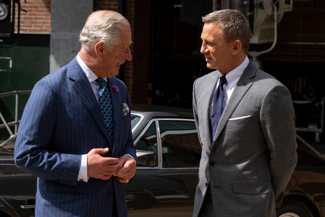 Princ Charles a Daniel Craig při natáčení v Anglii, červen 2019