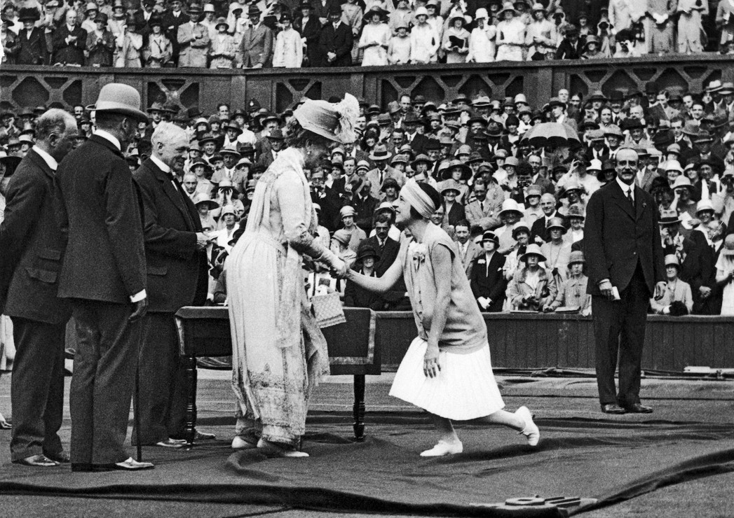 Královna Marie, babička královny Alžběty II., předala francouzské hráčce Suzanne Lenglen vítěznou cenu na mistrovství v roce 1925.