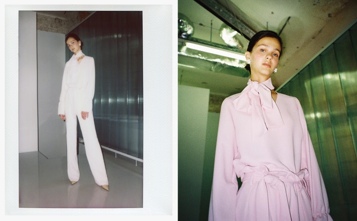Halenka s vázačkou Pop 2019, rovné kalhoty s páskem Pop 2019, obojí Zuzana Kubíčková; boty, Balenciaga; náušnice, Peet Dullaert.