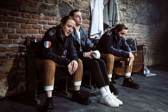Marie Štípková a David Punčochář v rolích policistů s obětí zločinu v podání Oskara Hese