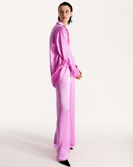 Růžového pyžamo z hedvábného saténu s perleťovými knoflíčky, LESSLESS, prodává LessLess, 433 €