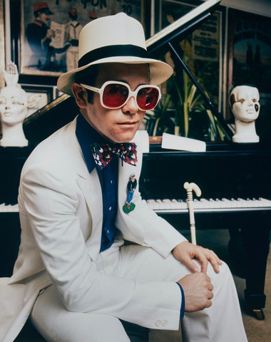 Aukce šatníku a uměleckých sbírek Eltona Johna je snem pro milovníky módy a eklektického stylu 