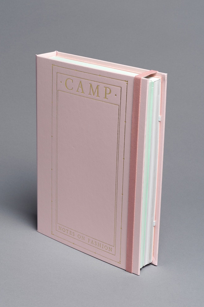 Camp: Notes on Fashion, obálka katalogu výstavy