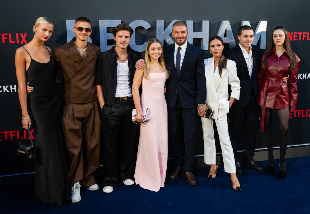Mia Regan, Romeo Beckham, Cruz Beckham, Harper Beckham, David Beckham, Victoria Beckham, Brooklyn Beckham a Nicola Peltz na premiéře seriálu Beckham v Londýně, 3. října 2023