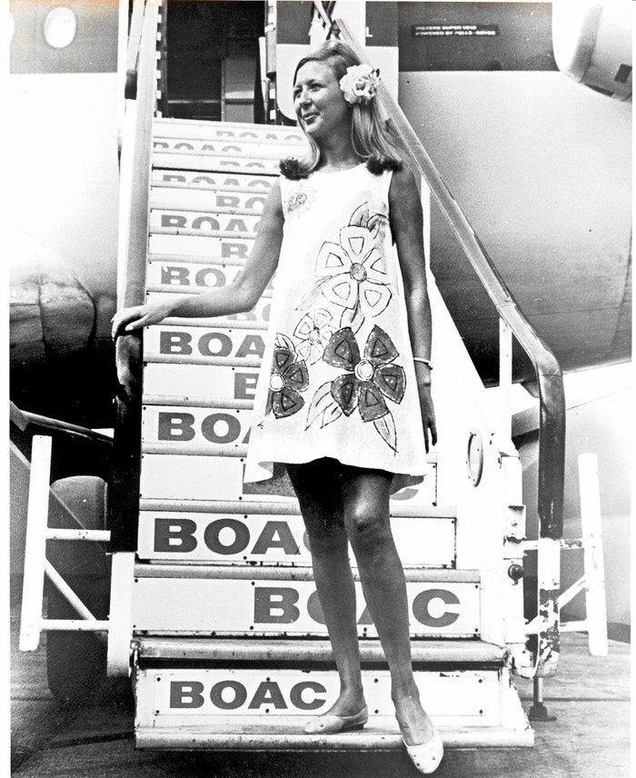 Papírové šaty nosily letušky BOAC v roce 1967 na trasách mezi New Yorkem a Karibikem. Šaty měly vzor z bílých, červených a fialových květů a zelených listů a byly doplněny světle hnědými punčochami, zelenými botami zdobenými kamínky a bílými rukavičkami. Ve vlasech nosily letušky živé květy. Šaty z pojené textilie byly nehořlavé. Letušky si krátily délku šatů tak, aby odpovídala jejich výšce – v souladu s pravidly BOAC týkajícími se uniforem nesměl být dolní lem více než tři palce nad koleny. Tento design byl ideální pro dobu hippies a průlomové módy od roku 1963 do roku 1971, kdy pop design vzkvétal, zpočátku v Londýně, ale nakonec ovlivnil design v celé Evropě i Americe. Autor: archiv British Airways