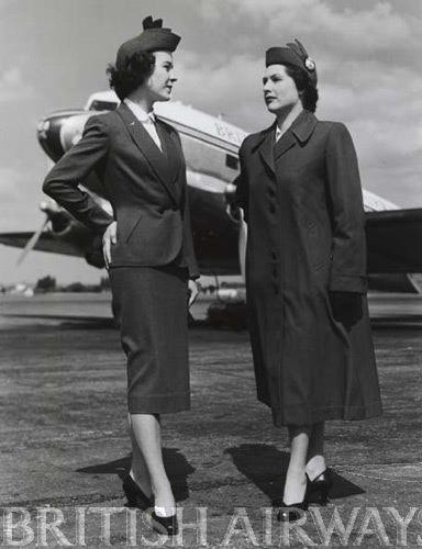 Sesterskou společností BOAC byla společnost British European Airways (BEA), která provozovala lety na území Velké Británie a mezi Británií a evropskými destinacemi. BEA provedla ve 40. až 60. letech 20. století na svých uniformách poměrně hodně změn, reagovala tak na tehdejší proměny módních trendů a zřejmě se také inspirovala u krejčích z Paříže.  Tato velmi stylová šedá uniforma z jemné vlněné látky byla zavedena na konci 40. let a používala se až do roku 1960. Dlouhá skládaná sukně s výrazně vypasovaným sakem, které mělo ohrnutý límec a dlouhou klopu, také silně připomíná tehdejší „New Look” od Diora. Klobouček s kokardou je rovněž velmi elegantní a ani dnes by celá uniforma nepůsobila nemístně.  V roce 1959 manželka předsedy představenstva BEA nařídila, aby byla sukně zkrácena těsně pod kolena, protože se jí v době přicházejících swingujících 60. let zdála moc staromódní. Autor: archiv British Airways