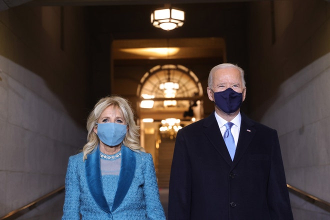Jill Biden v kabátu Markarian a Joe Biden v obleku Ralph Lauren, 2021
