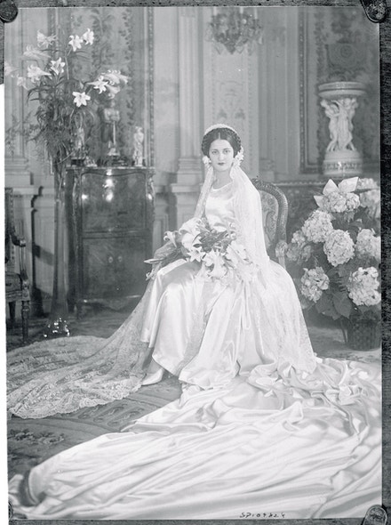 Elena Patino ve svatebních šatech od Jean Patou