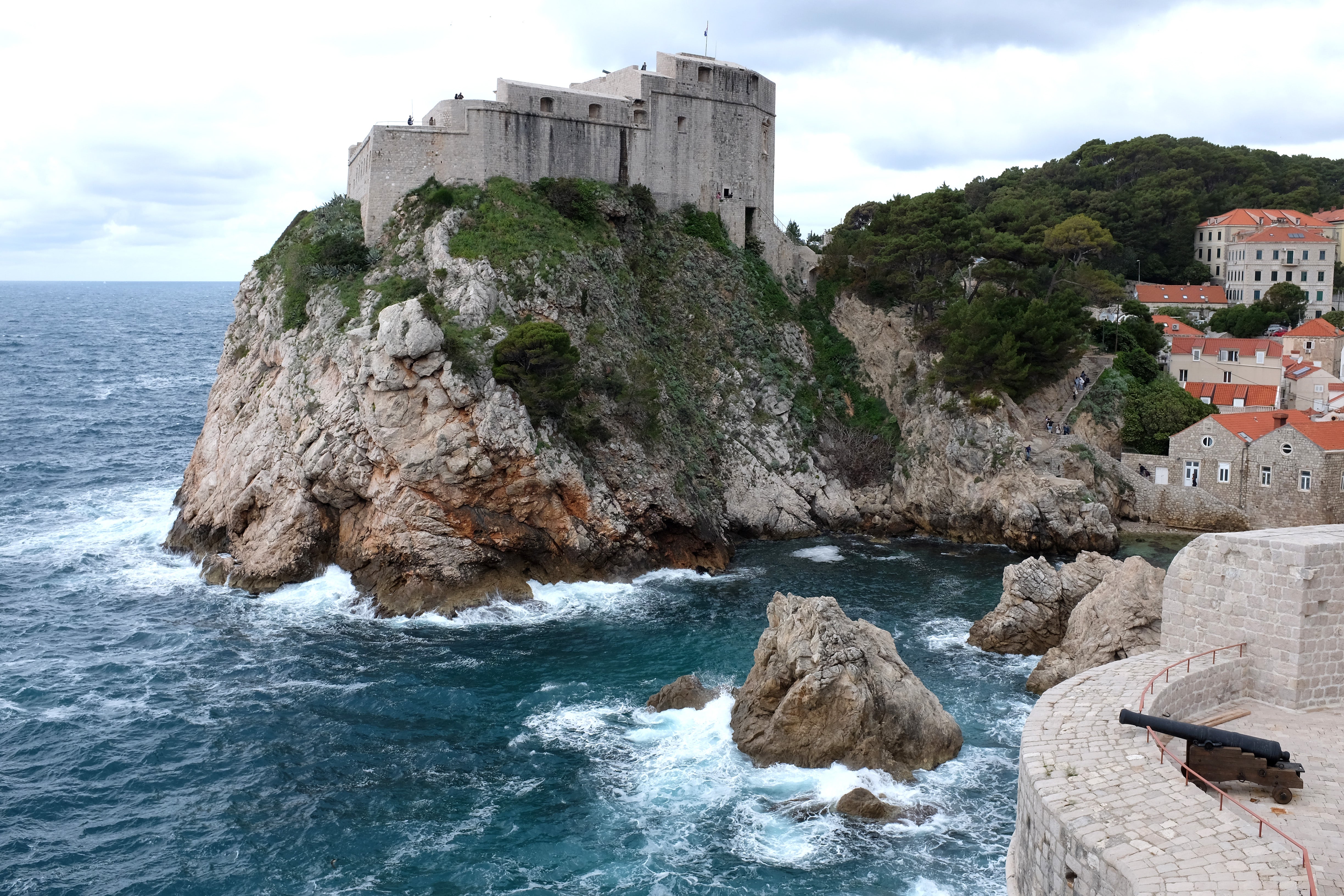  Dubrovník, Chorvatsko: Dubrovník, nejznámější a nejoblíbenější lokalita Hry o trůny, účinkuje od druhé řady jako hlavní město Západozemí, Královo přístaviště. Staré Město je bludištěm kamenných katedrál a domů s terakotovou střechou a na známá místa ze seriálu narazíte doslova na každém rohu. Autor: Adam Berry/Getty Images