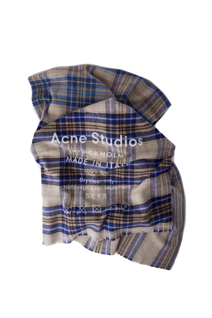 Šála Cassiar, Acne Studios (prodává Acne Studios), 200 €