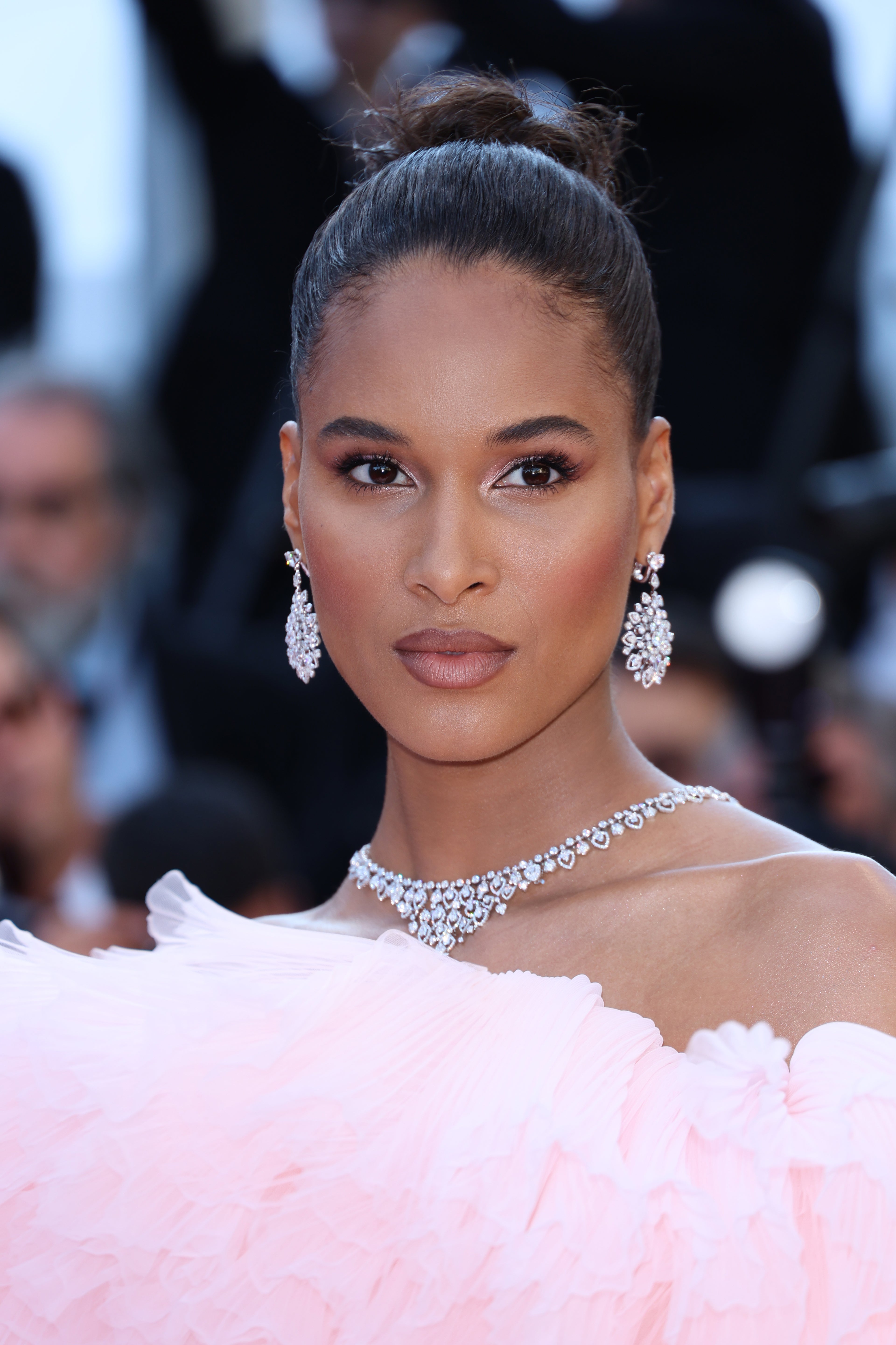 L’Oréal Paris řasenka False Lash Bambi Extra Black, 329,90,- CZK/ 12,99,- EUR, L’Oréal Paris rtěnka v tužce Infallible Matte Lip Crayon, 279,90,- CZK / 10,99,- EUR, L’Oréal Paris tužka na oči Age Perfect Creamy Waterproof Eyeliner 239,90,- CZK / 12,29,- EUR