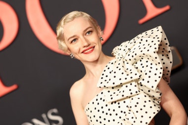 Julia Garner v centru naší pozornosti s nejžhavější červenou rtěnkou sezony